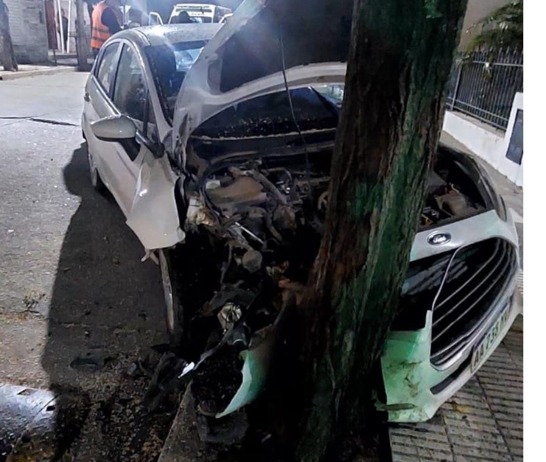 Parte policial: Masculino pierde el control pierde el control e impacta contra un árbol 