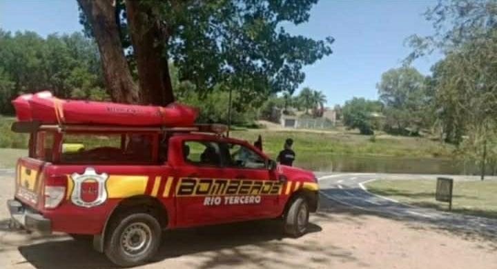 Bomberos rescataron una perrita atrapada en la barranca del rio el fin de semana
